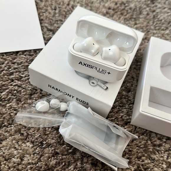 Bluetooth earbuds new! - Picture 2 of 4